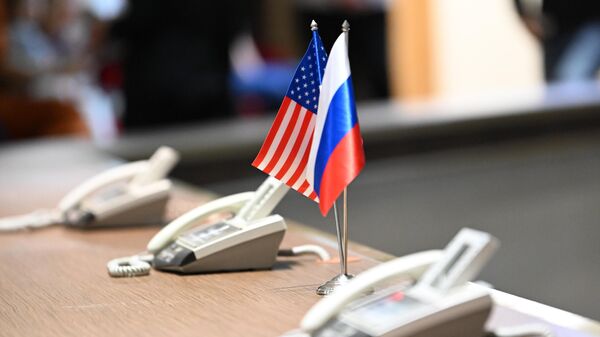 Las banderas de EEUU y Rusia - Sputnik Mundo