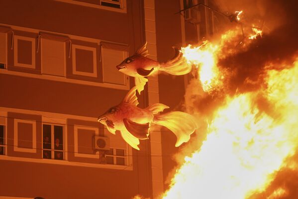 Más tarde, los trastos se convirtieron en muñecos de madera fabricados especialmente para esta fiesta. - Sputnik Mundo