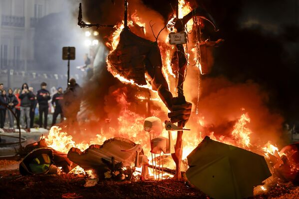 Las figuras son muy complejas en su creación, las hay de diversos tamaños, su altura puede superar la de un edificio de varios pisos. Cada año los ninots son nuevos, nunca se repiten. - Sputnik Mundo