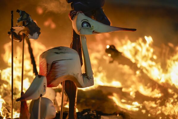 Un mes antes de la fiesta, los autores organizan una exposición de maquetas de sus obras y los valencianos votan para elegir la mejor que no será quemada. - Sputnik Mundo