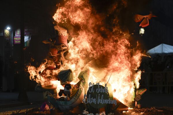 A las 10:00 hora local de la noche, por orden de la Reina de las Fiestas, se queman las figuras pequeñas, y a medianoche las grandes. Durante tres o cuatro horas, Valencia se transforma en una gran hoguera. - Sputnik Mundo