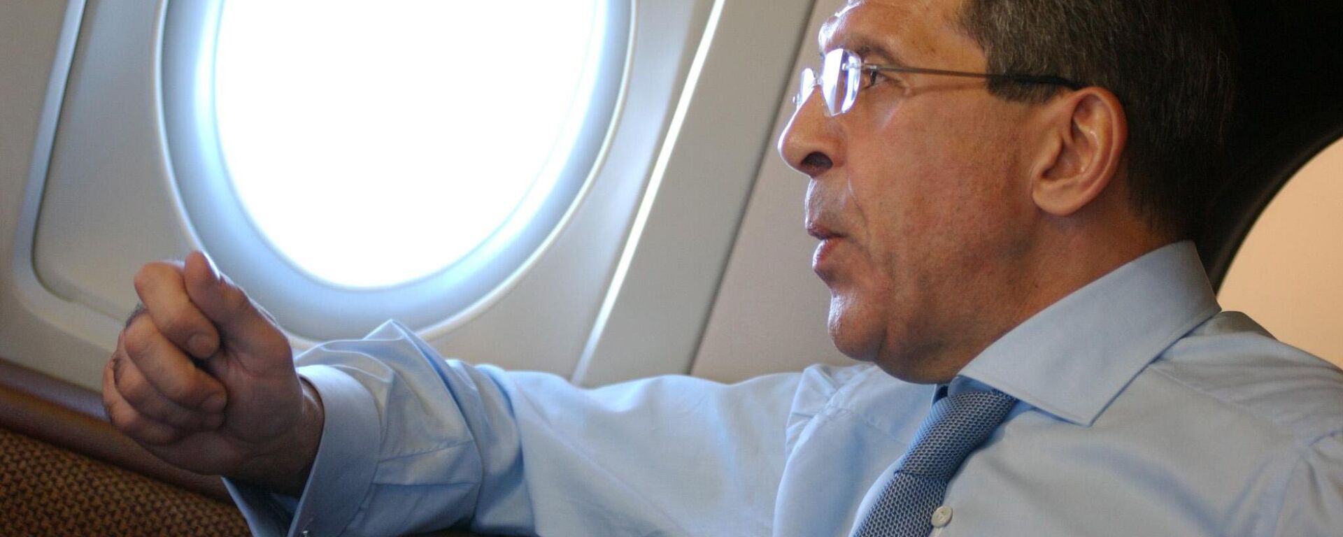 Министр иностранных дел РФ Сергей Лавров в салоне самолета во время поездки в очередную командировку - Sputnik Mundo, 1920, 21.03.2025