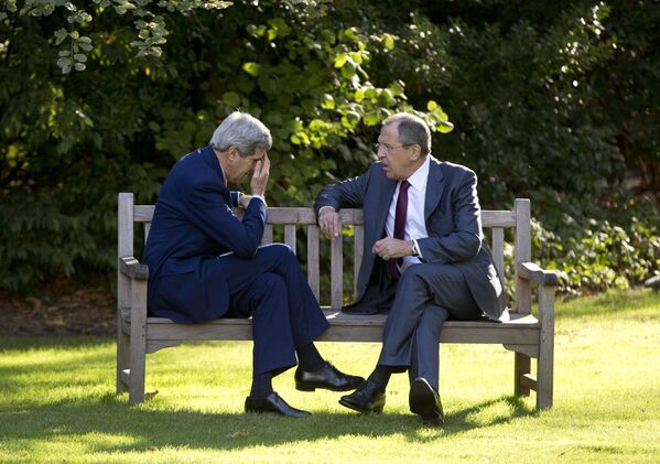 El ministro de Exteriores ruso cumple 22 años en el cargo, el más largo del actual gabinete de ministros.En la foto: el secretario de Estado estadounidense, John Kerry, y Serguéi Lavrov, en París, 2014. Los máximos responsables de la diplomacia estadounidense y rusa esperan suavizar las tensiones que se ha producido a raíz de la guerra civil de Ucrania. El ministro de Exteriores ruso cumple 22 años en el cargo, el más largo del actual gabinete de ministros.En la foto: el secretario de Estado estadounidense, John Kerry, y Serguéi Lavrov, en París, 2014. Los máximos responsables de la diplomacia estadounidense y rusa esperan suavizar las tensiones que se ha producido a raíz de la guerra civil de Ucrania. - Sputnik Mundo