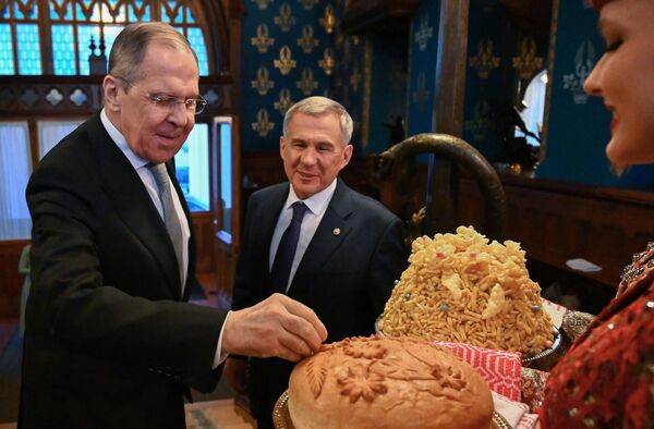 Ascendió de tercer secretario a jefe de la Cancillería rusa. Comenzó su carrera diplomática en 1972 en la Embajada soviética en Sri Lanka.En la foto: Lavrov asiste a una ceremonia en Kazán, 2022. Ascendió de tercer secretario a jefe de la Cancillería rusa. Comenzó su carrera diplomática en 1972 en la Embajada soviética en Sri Lanka.En la foto: Lavrov asiste a una ceremonia en Kazán, 2022. - Sputnik Mundo