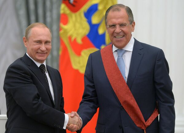 El presidente ruso, Vladímir Putin, con Serguéi Lavrov, durante una ceremonia de entrega de premios estatales en el Kremlin, 2015. El presidente ruso, Vladímir Putin, con Serguéi Lavrov, durante una ceremonia de entrega de premios estatales en el Kremlin, 2015. - Sputnik Mundo