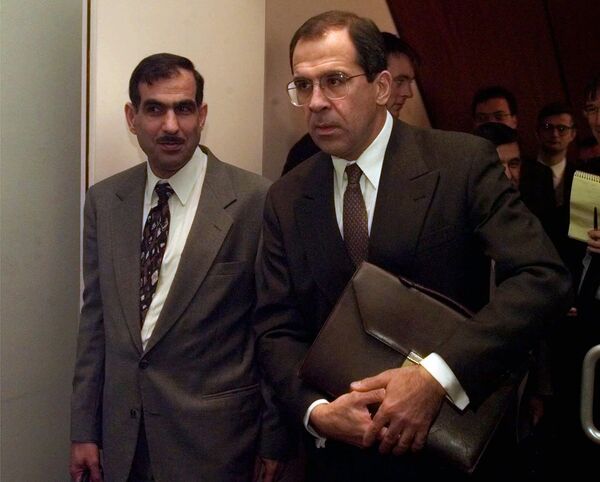 El entonces embajador ruso ante la ONU, Serguéi Lavrov, acompañado por el representante permanente adjunto de Irak, Saeed Hassan, a la salida de las consultas del Consejo de Seguridad de la ONU, 1997.El Consejo se reunió para revisar el programa de inspección de la ONU a la luz de la expulsión de estadounidenses por parte de Irak. El entonces embajador ruso ante la ONU, Serguéi Lavrov, acompañado por el representante permanente adjunto de Irak, Saeed Hassan, a la salida de las consultas del Consejo de Seguridad de la ONU, 1997.El Consejo se reunió para revisar el programa de inspección de la ONU a la luz de la expulsión de estadounidenses por parte de Irak. - Sputnik Mundo