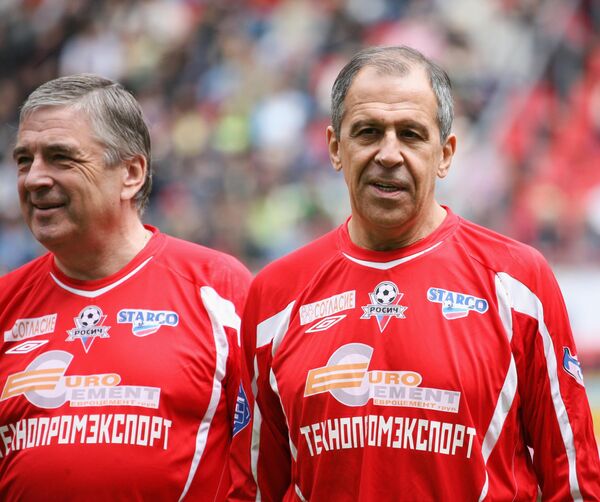 Lavrov es un gran aficionado al club de fútbol ruso Spartak, así como uno de los fundadores y miembro del consejo de administración de la Liga Popular de Fútbol, cuyo objetivo es popularizar el fútbol no profesional.En la foto: Serguéi Lavrov, tras un partido de fútbol entre el equipo de destacados políticos y artistas populares rusos Rosich-Starko y el equipo de estrellas del pop italiano Nazionale Italiano Cantanti.El equipo ruso ganó con un resultado de 2-1. Lavrov es un gran aficionado al club de fútbol ruso Spartak, así como uno de los fundadores y miembro del consejo de administración de la Liga Popular de Fútbol, cuyo objetivo es popularizar el fútbol no profesional.En la foto: Serguéi Lavrov, tras un partido de fútbol entre el equipo de destacados políticos y artistas populares rusos Rosich-Starko y el equipo de estrellas del pop italiano Nazionale Italiano Cantanti.El equipo ruso ganó con un resultado de 2-1. - Sputnik Mundo