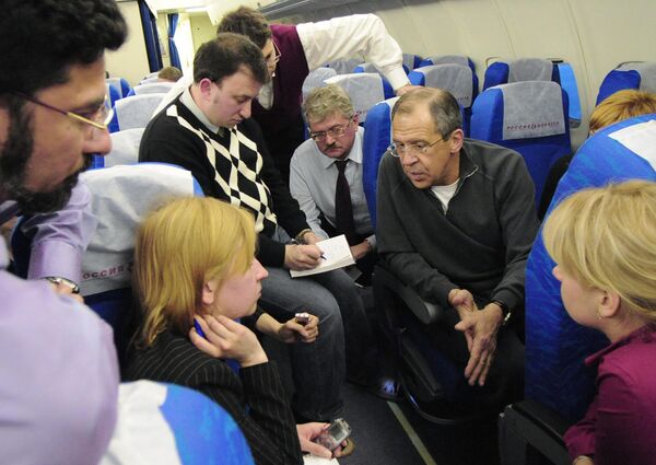 El ministro ruso, en una sesión informativa informal a bordo de un avión durante un vuelo Londres-Moscú. El ministro ruso, en una sesión informativa informal a bordo de un avión durante un vuelo Londres-Moscú. - Sputnik Mundo