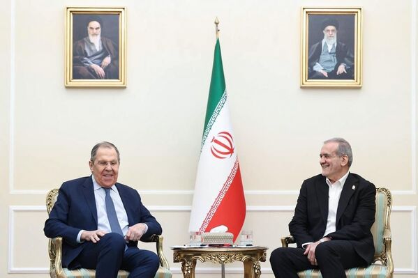 Hace 10 años, cuando le preguntaron por las perspectivas de éxito de las conversaciones de Lausana sobre el programa nuclear iraní, respondió: "No me pagan por ser optimista". Esta cita se convirtió en una de las muchas que pintan el retrato que Lavrov.En la foto: Serguéi Lavrov, y su homólogo iraní, Abbas Araghtchi, en Teherán. Hace 10 años, cuando le preguntaron por las perspectivas de éxito de las conversaciones de Lausana sobre el programa nuclear iraní, respondió: "No me pagan por ser optimista". Esta cita se convirtió en una de las muchas que pintan el retrato que Lavrov.En la foto: Serguéi Lavrov, y su homólogo iraní, Abbas Araghtchi, en Teherán. - Sputnik Mundo