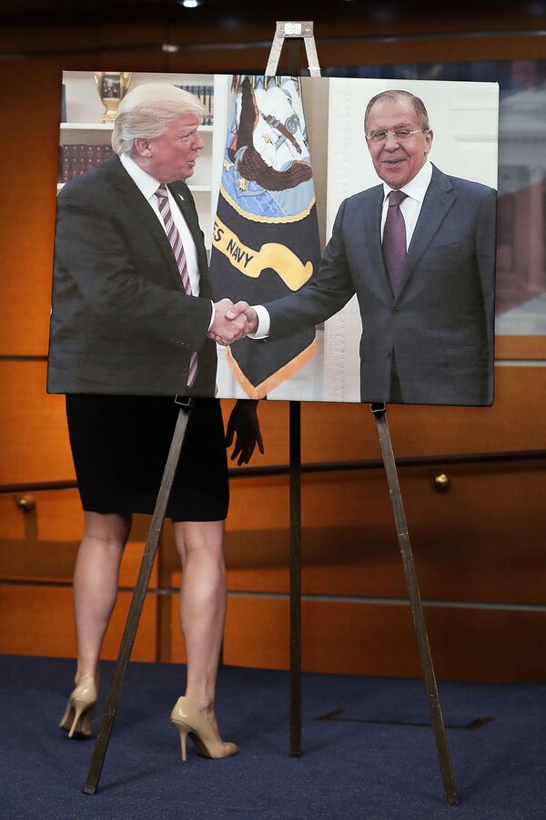 Con la llegada de la Administración de Trump en 2025, el mundo entero está pendiente de si Moscú y Washington llegarán a un reinicio de las relaciones.En la foto: el presidente Donald Trump dando la bienvenida al ministro Serguéi Lavrov a la Casa Blanca en Washington, DC, en 2017. Con la llegada de la Administración de Trump en 2025, el mundo entero está pendiente de si Moscú y Washington llegarán a un reinicio de las relaciones.En la foto: el presidente Donald Trump dando la bienvenida al ministro Serguéi Lavrov a la Casa Blanca en Washington, DC, en 2017. - Sputnik Mundo