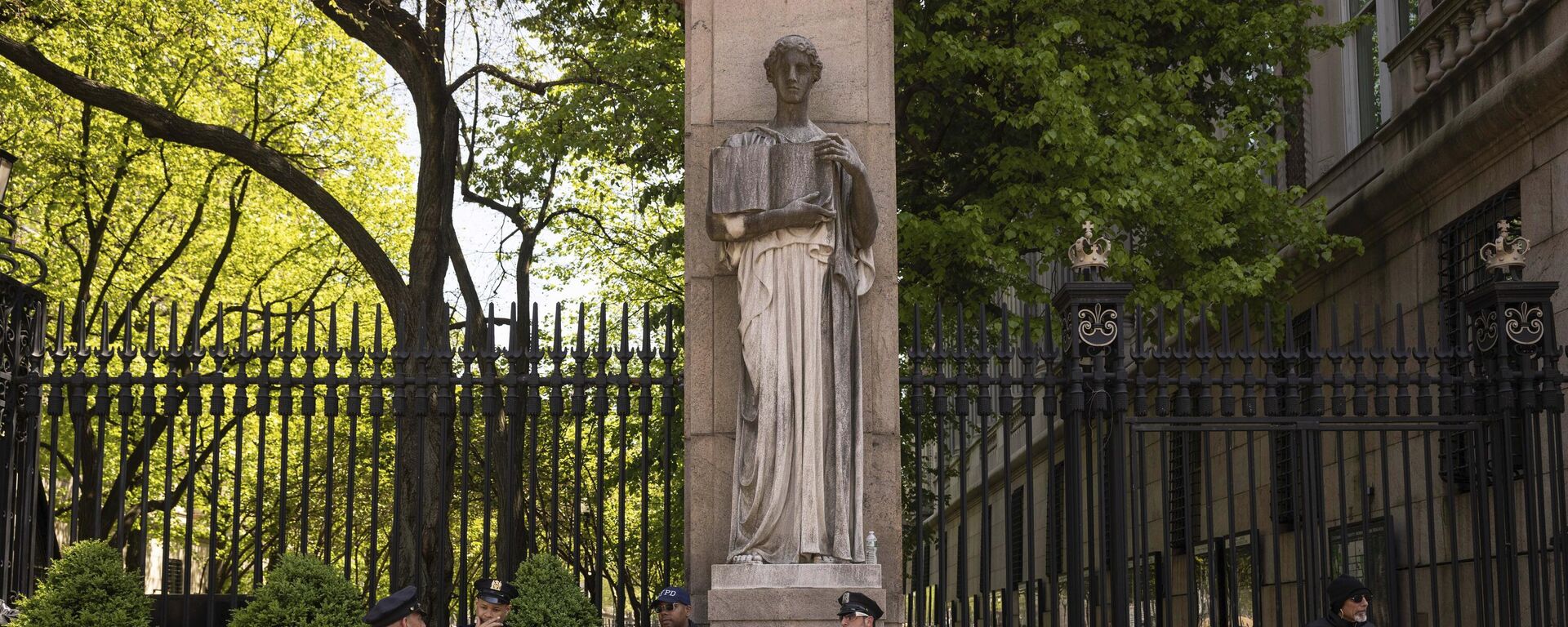 Policías apostados a las afueras de la Universidad de Columbia (imagen referencial) - Sputnik Mundo, 1920, 22.03.2025