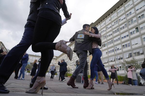 Bailarines de tango actúan para el papa Francisco fuera del Policlínico Agostino Gemelli en Roma, donde está siendo tratado de una neumonía bilateral desde el 14 de febrero. La foto fue tomada el 16 de marzo de 2025. - Sputnik Mundo