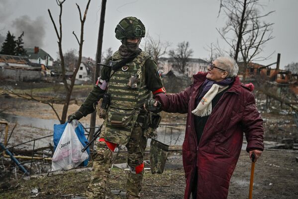 Las tropas rusas continúan su operación de liberación a gran escala en la región de Kursk. En los últimos días han sido liberados más de 1.100 kilómetros de territorio capturado por las FFAA de Ucrania. La zona sigue siendo peligrosa para los residentes, que están siendo llevados a centros de alojamiento temporal. - Sputnik Mundo