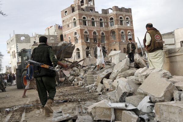 Varias personas inspeccionan un edificio que fue blanco de los ataques aéreos de Estados Unidos el 20 de marzo de 2025, en Saná, Yemen. Las autoridades estadounidenses anunciaron que los ataques aéreos contra los hutíes de Yemen continuarán indefinidamente, tras lanzar ataques el 15 de marzo con el objetivo de sancionar al movimiento por sus ataques contra la navegación en el mar Rojo. - Sputnik Mundo