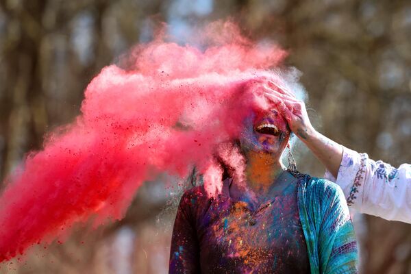 Participantes en las celebraciones del festival de colores Holi en Rouken Glen Park el 15 de marzo de 2025 en la ciudad de Glasgow, Escocia. El festival hindú Holi Hai se celebra para dar la bienvenida a la primavera y también se considera un nuevo comienzo en el que la gente puede liberarse de todas sus inhibiciones y empezar de nuevo. - Sputnik Mundo