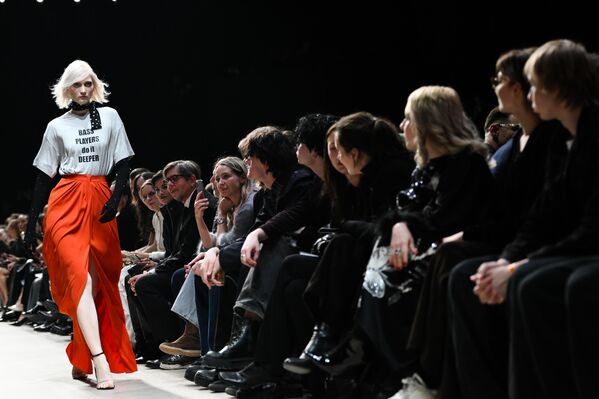 Desfile de la marca de ropa LOGINOV en la cuarta Semana de la Moda de Moscú. Se celebra del 13 al 18 de marzo. - Sputnik Mundo