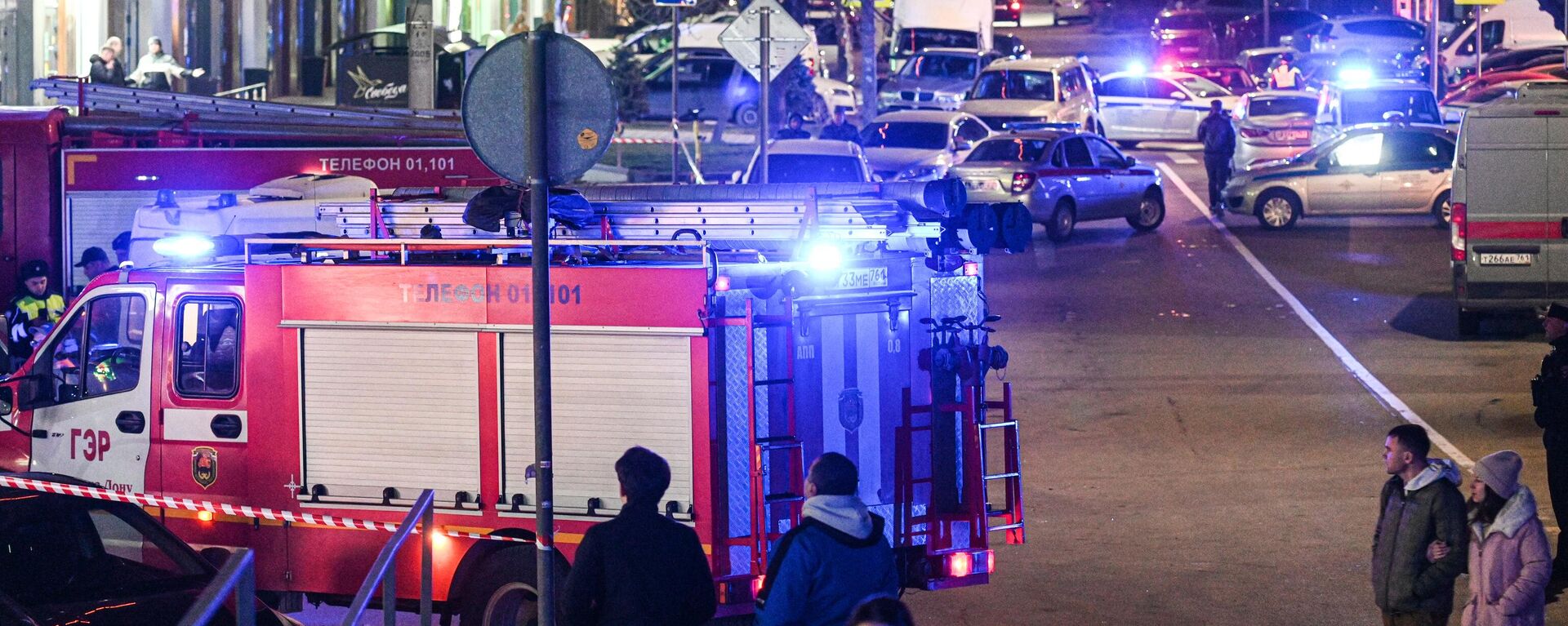 Vehículos del Ministerio de Emergencias de Rusia frente a un edificio residencial  - Sputnik Mundo, 1920, 22.03.2025