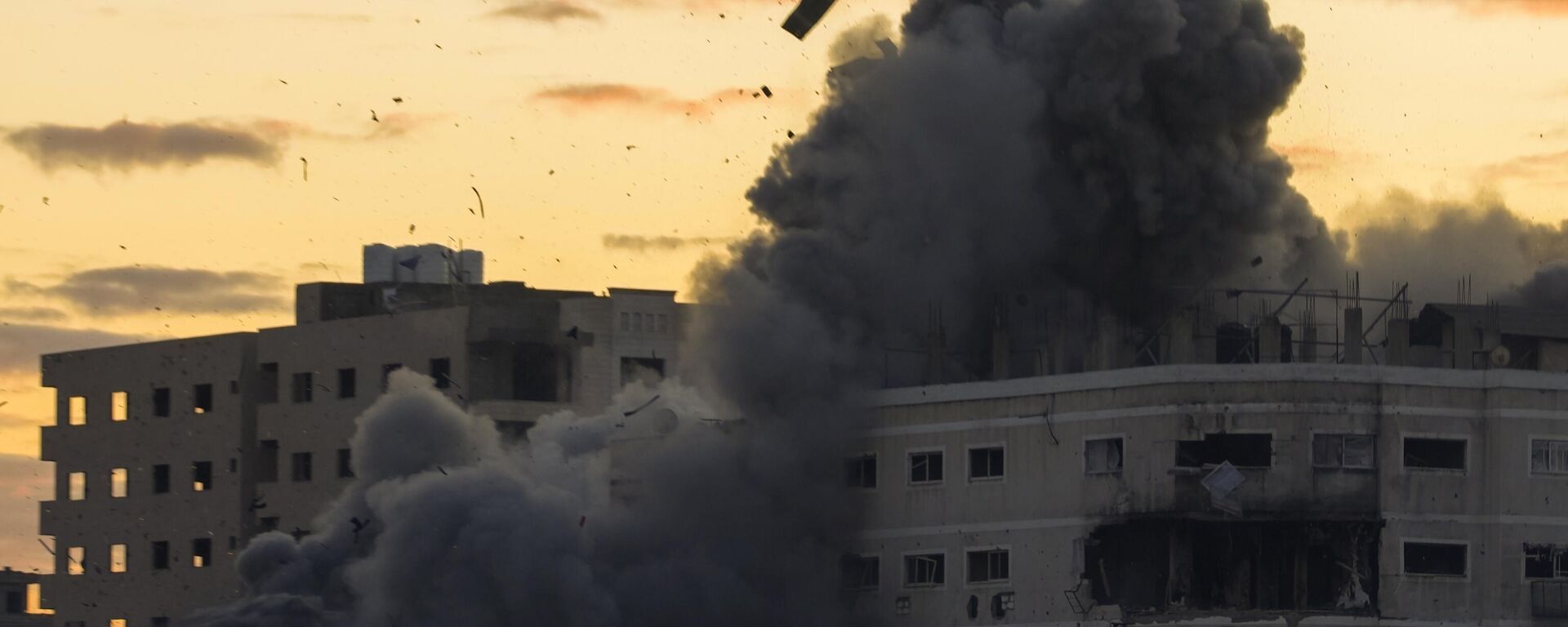 El humo y los escombros se elevan desde un edificio después de que fuera blanco de un ataque del Ejército israelí contra la ciudad de Gaza - Sputnik Mundo, 1920, 23.03.2025