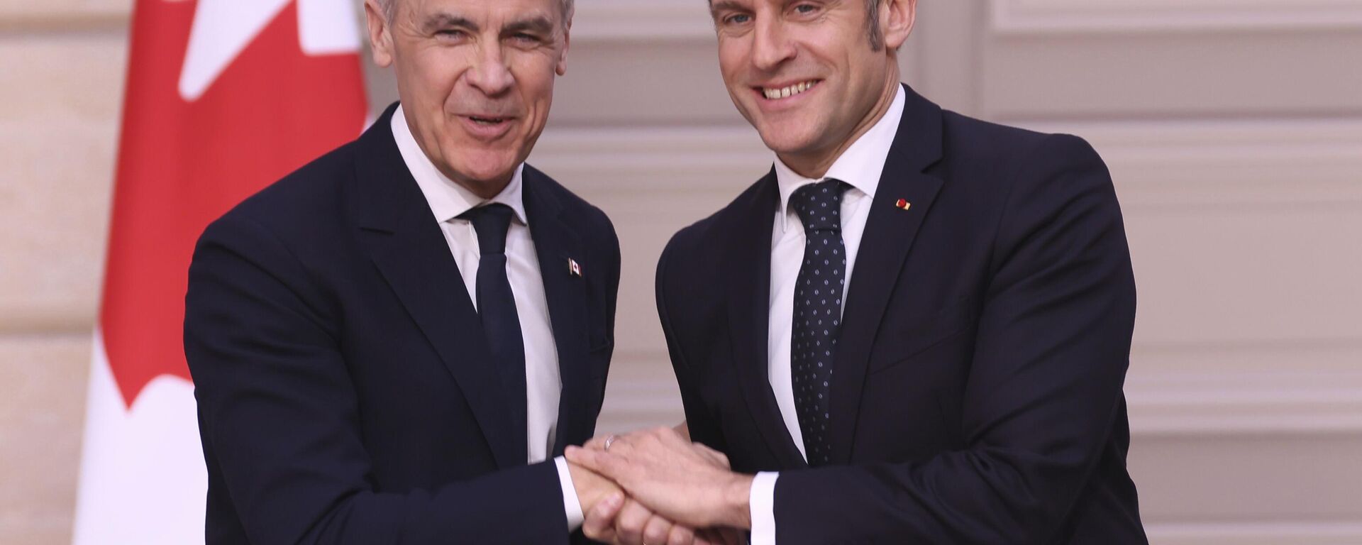 El flamante primer ministro canadiense, Mark Carney y el presidente francés Emmanuel Macron se estrechan la mano tras una declaración conjunta el lunes 17 de marzo de 2025 en el Palacio del Elíseo de París. (Foto AP/Thomas Padilla; Pool)
 - Sputnik Mundo, 1920, 27.03.2025