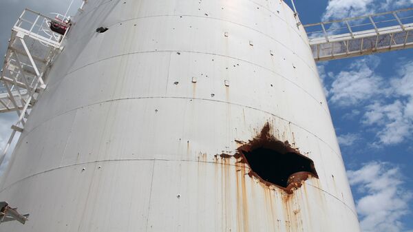 Consecuencias de un ataque de la planta de refinería de petróleo (imagen referencial) - Sputnik Mundo