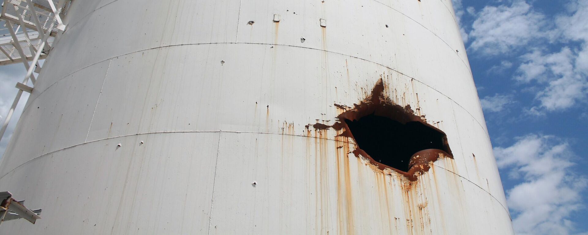 Consecuencias de un ataque de la planta de refinería de petróleo (imagen referencial) - Sputnik Mundo, 1920, 27.03.2025