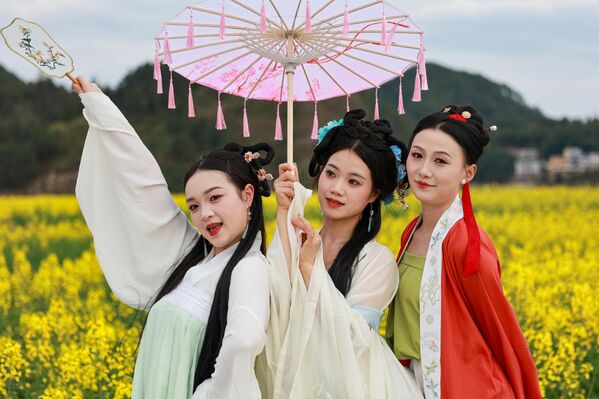 La colza es un cultivo muy popular en China hoy en día, y se planta para producir aceite a partir de las semillas.En la foto: mujeres vestidas con trajes tradicionales Hanfu, en un campo de colza, provincia china de Guizhou. - Sputnik Mundo