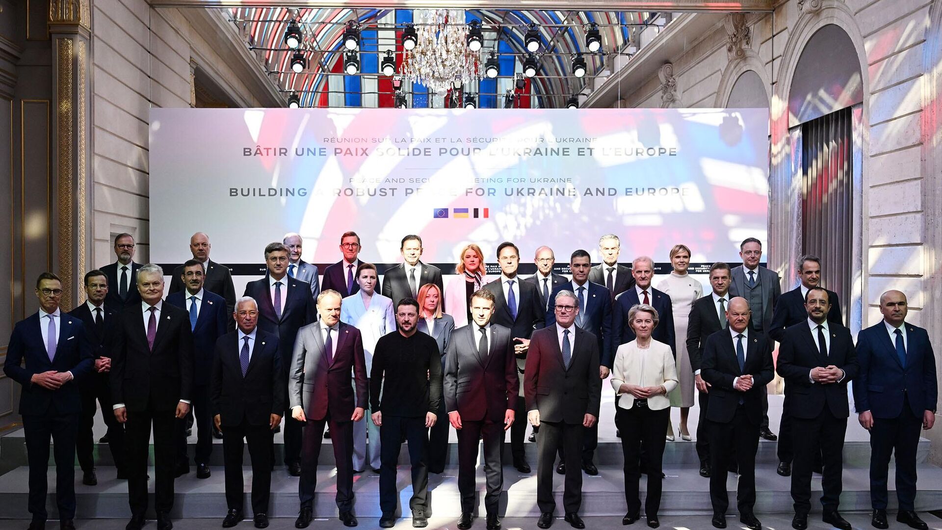 Asistentes a la reunión de alto nivel en París auspiciada por Emmanuel Macron Asistentes a la reunión de alto nivel en París auspiciada por Emmanuel Macron - Sputnik Mundo, 1920, 29.03.2025