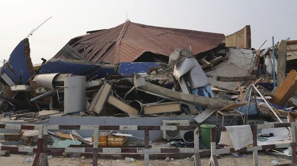 Un edificio derrumbado tras un fuerte terremoto en Naipyidó, Myanmar, el 29 de marzo de 2025
 - Sputnik Mundo