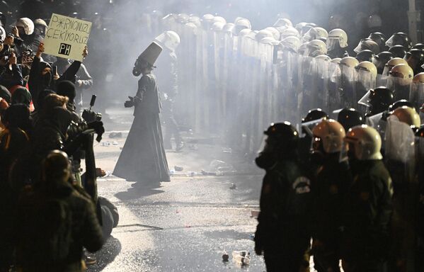 Manifestantes en apoyo del alcalde de Estambul detenido, Ekrem İmamoglu, en el parque Saracchane de Estambul, Turquía. Manifestantes en apoyo del alcalde de Estambul detenido, Ekrem İmamoglu, en el parque Saracchane de Estambul, Turquía. - Sputnik Mundo