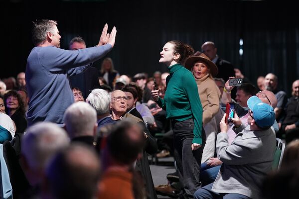 Un manifestante interrumpe al líder del partido Reform UK, Nigel Farage, durante su discurso en el lanzamiento de campaña y el anuncio de la alcaldía, en el hipódromo de la ciudad de Doncaster. Un manifestante interrumpe al líder del partido Reform UK, Nigel Farage, durante su discurso en el lanzamiento de campaña y el anuncio de la alcaldía, en el hipódromo de la ciudad de Doncaster. - Sputnik Mundo