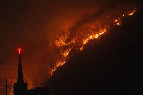 Vista del incendio forestal que se extiende por la ciudad surcoreana de Andong, mientras el fuego sigue propagándose a las demás localidades del país, debido a los fuertes vientos. Vista del incendio forestal que se extiende por la ciudad surcoreana de Andong, mientras el fuego sigue propagándose a las demás localidades del país, debido a los fuertes vientos. - Sputnik Mundo