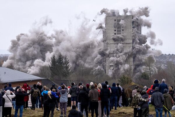 Las torres Wyndford, en Escocia, son demolidas para dar paso a 386 viviendas asequibles que formarán parte de un plan de regeneración de 100 millones de libras para el norte de la ciudad de Glasgow. Las torres Wyndford, en Escocia, son demolidas para dar paso a 386 viviendas asequibles que formarán parte de un plan de regeneración de 100 millones de libras para el norte de la ciudad de Glasgow. - Sputnik Mundo