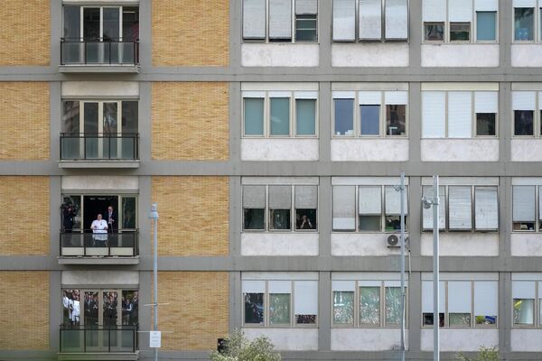 El Papa Francisco aparece en su balcón para hablar a la multitud en el hospital Gemelli. Fue la primera vez que apareció en público desde que fue ingresado en el hospital. El Papa Francisco aparece en su balcón para hablar a la multitud en el hospital Gemelli. Fue la primera vez que apareció en público desde que fue ingresado en el hospital. - Sputnik Mundo