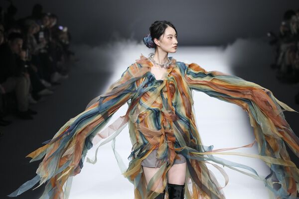 Una modelo camina por la pasarela durante el desfile de la colección de Zifei Wang en el sexto día de la Semana de la Moda de China, en Pekín, China. Una modelo camina por la pasarela durante el desfile de la colección de Zifei Wang en el sexto día de la Semana de la Moda de China, en Pekín, China. - Sputnik Mundo