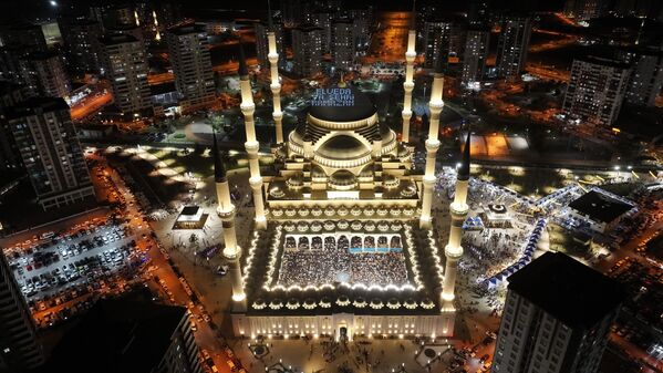 Vista aérea de la Mezquita Nacional mientras los musulmanes se reúnen para rezar en la Noche del Destino, en la ciudad de Gaziantep, Turquía. Vista aérea de la Mezquita Nacional mientras los musulmanes se reúnen para rezar en la Noche del Destino, en la ciudad de Gaziantep, Turquía. - Sputnik Mundo