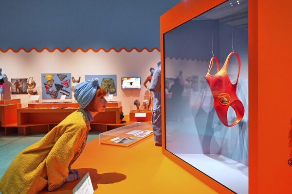 La comisaria invitada Amber Butchart observa el bañador que la actriz estadounidense Pamela Anderson utilizó en la serie de televisión Baywatch, expuesto en ¡Splash! A century of Swimming and Style, una exposición de trajes de baño y artículos relacionados con la natación, en el Museo del Diseño de Londres. La comisaria invitada Amber Butchart observa el bañador que la actriz estadounidense Pamela Anderson utilizó en la serie de televisión Baywatch, expuesto en ¡Splash! A century of Swimming and Style, una exposición de trajes de baño y artículos relacionados con la natación, en el Museo del Diseño de Londres. - Sputnik Mundo