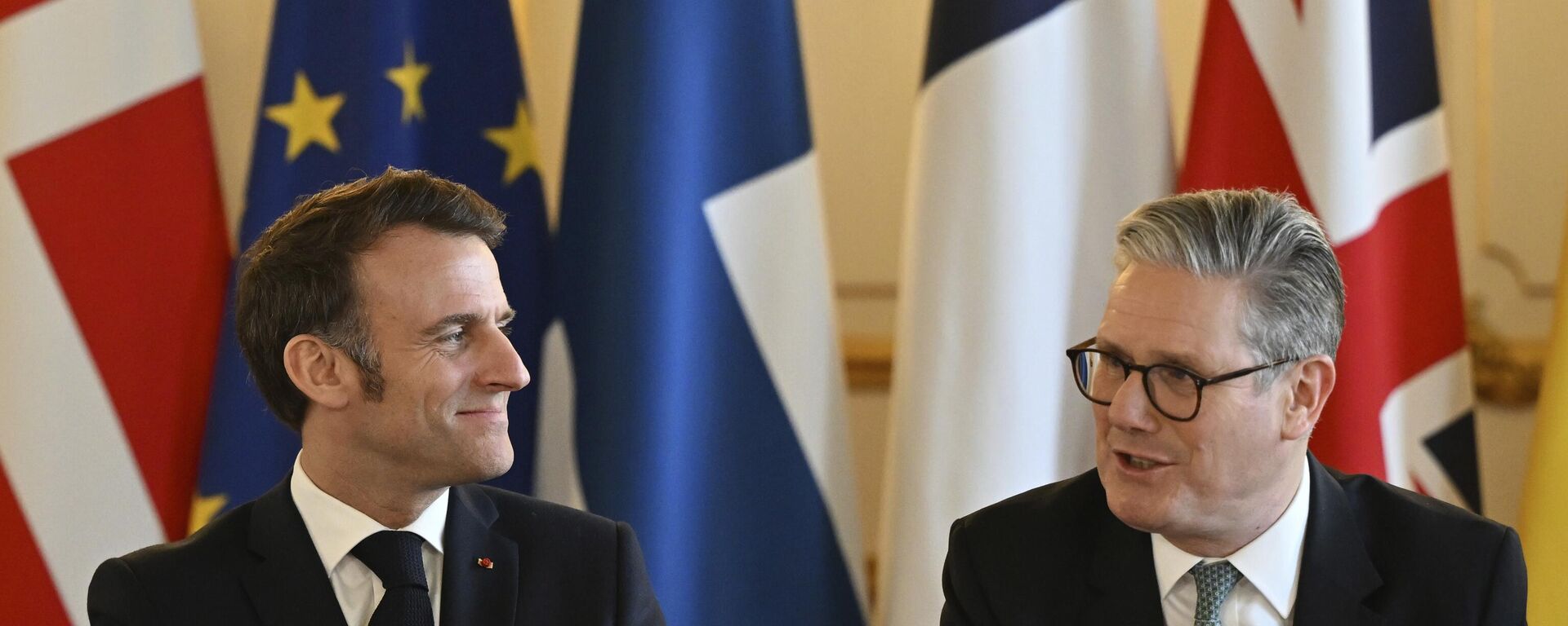 El primer ministro británico, Keir Starmer, a la derecha, y el presidente de Francia, Emmanuel Macron, en la cumbre de líderes europeos para debatir sobre Ucrania, en Lancaster House, Londres,  el 2 de marzo de 2025 - Sputnik Mundo, 1920, 29.03.2025