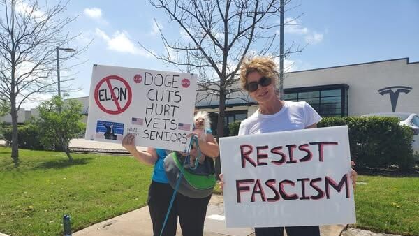 Manifestantes protestan contra Elon Musk frente a una distribuidora de autos Tesla en Texas. - Sputnik Mundo