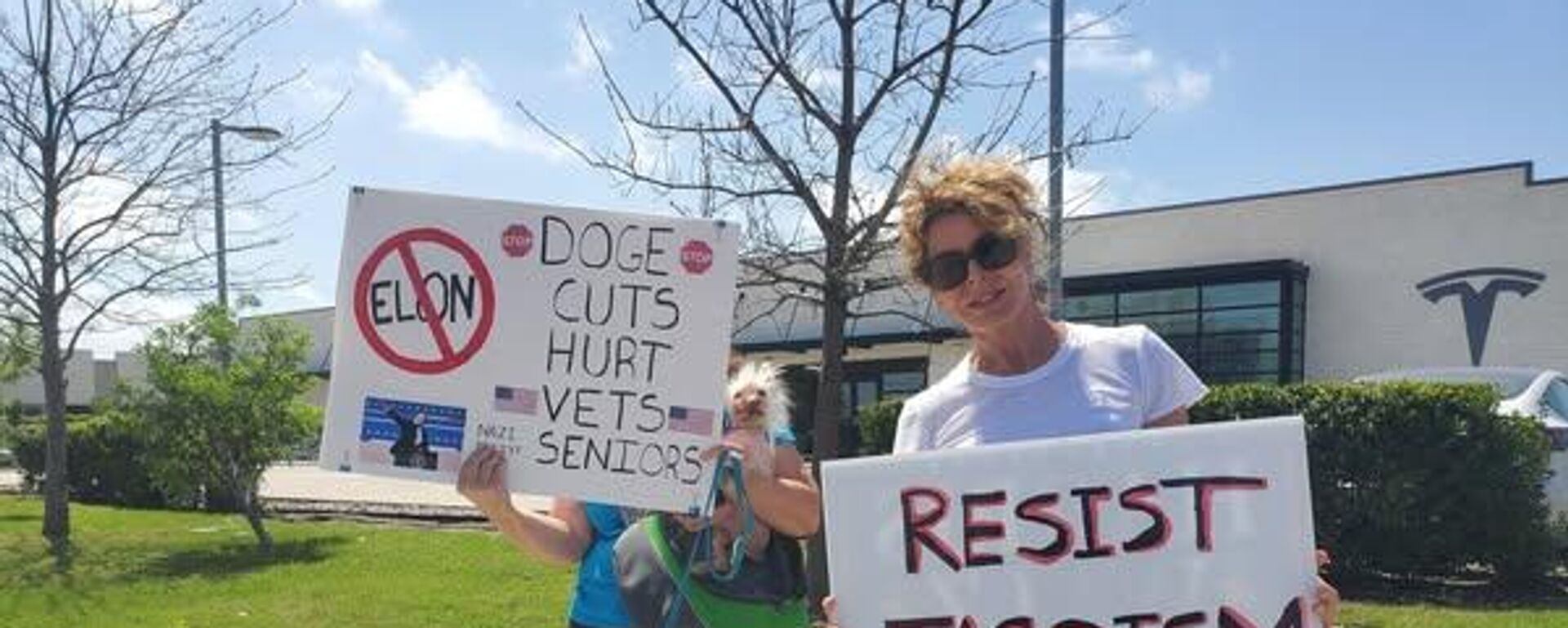 Manifestantes protestan contra Elon Musk frente a una distribuidora de autos Tesla en Texas. - Sputnik Mundo, 1920, 30.03.2025