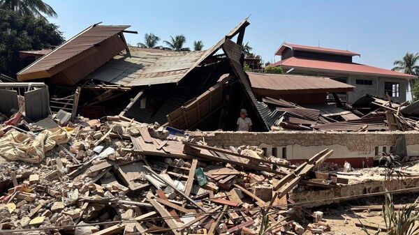 Un edificio de un monasterio budista se derrumba tras un terremoto en Naypyitaw, Myanmar, el 30 de marzo de 2025. - Sputnik Mundo