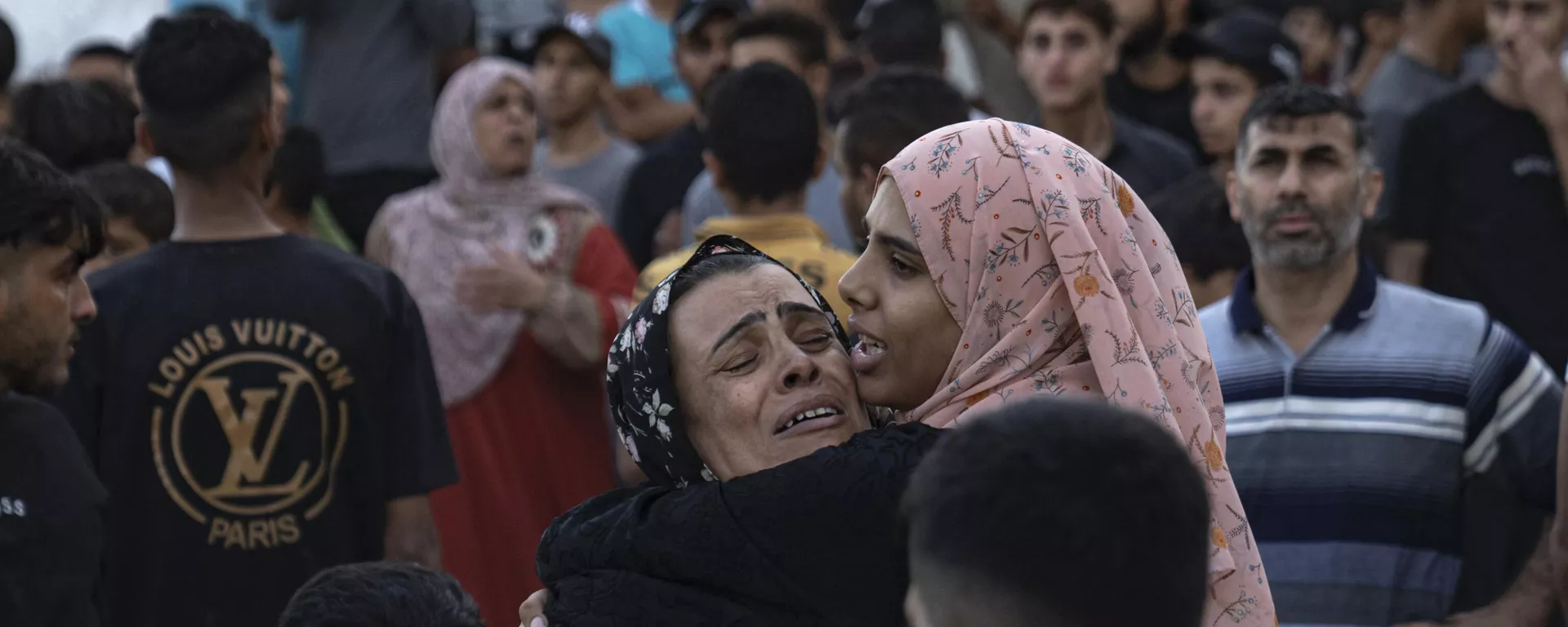 Mujeres llorando se abrazan, Franja de Gaza, el 21 de octubre de 2023. Mujeres llorando se abrazan, Franja de Gaza, el 21 de octubre de 2023. - Sputnik Mundo, 1920, 26.04.2025