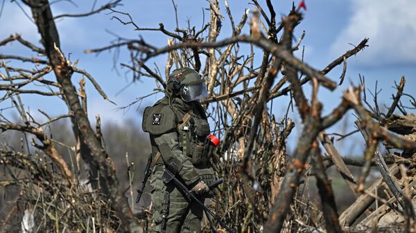 Soldado ruso realiza tareas de desminado en las zonas fronterizas de la región de Kursk liberadas de las fuerzas ucranianas Soldado ruso realiza tareas de desminado en las zonas fronterizas de la región de Kursk liberadas de las fuerzas ucranianas - Sputnik Mundo