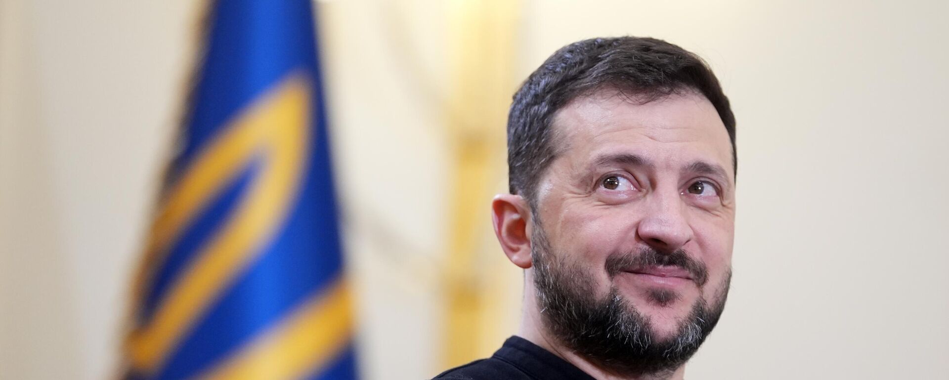 Volodímir Zelenski responde a las preguntas de los miembros de la prensa en el aeropuerto de Esenboga antes de abandonar Turquía, el 18 de febrero de 2025  - Sputnik Mundo, 1920, 30.03.2025