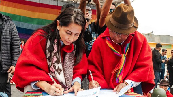 La candidata de la izquierda a la presidencia de Ecuador, Luisa González, y el representante del movimiento Pachakutik, Guillermo Churuchumbi, firman un acuerdo de cara a la segunda vuelta electoral del 13 de abril.  - Sputnik Mundo
