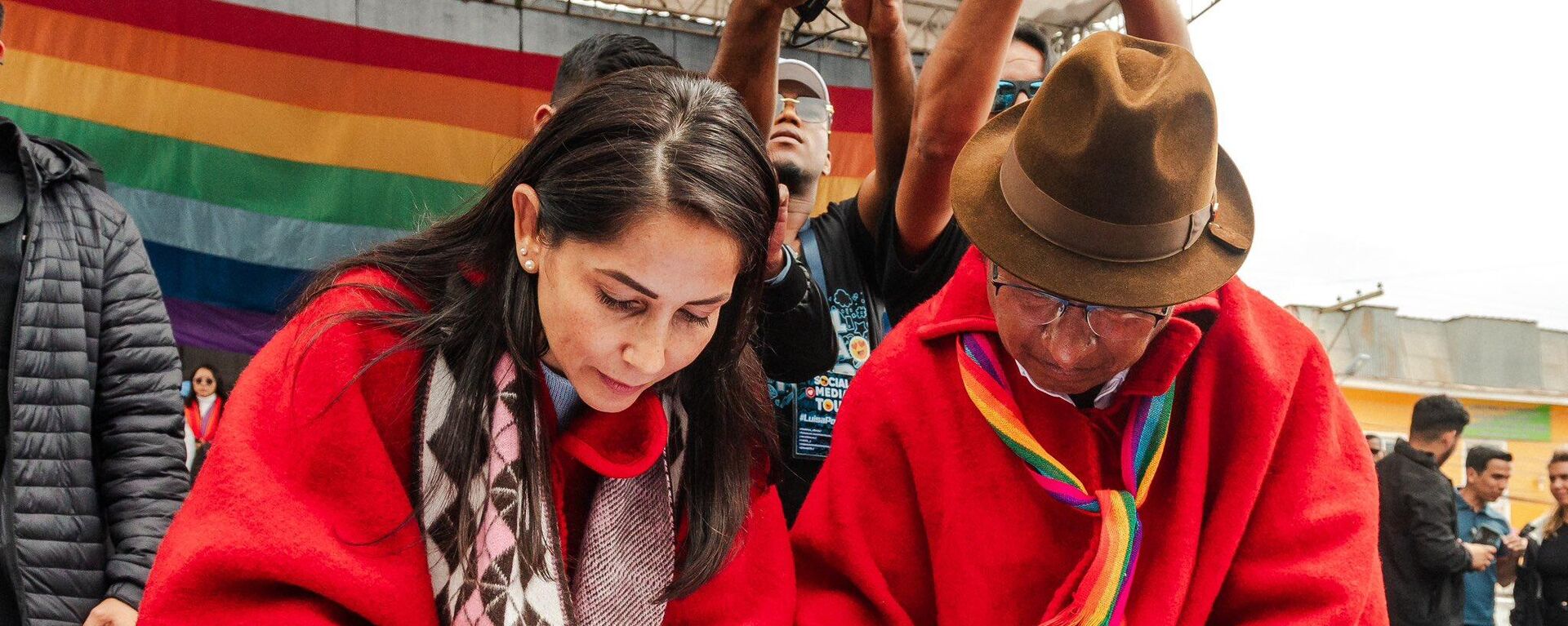 La candidata de la izquierda a la presidencia de Ecuador, Luisa González, y el representante del movimiento Pachakutik, Guillermo Churuchumbi, firman un acuerdo de cara a la segunda vuelta electoral del 13 de abril.  - Sputnik Mundo, 1920, 31.03.2025