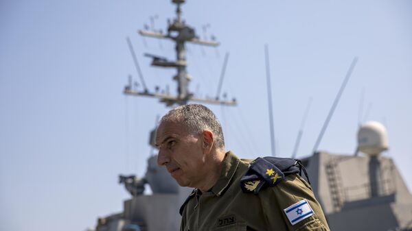 El vicealmirante Eli Sharvit llega a bordo del buque de la Armada israelí Atzmaut en el mar Mediterráneo, 1 de septiembre de 2021 - Sputnik Mundo