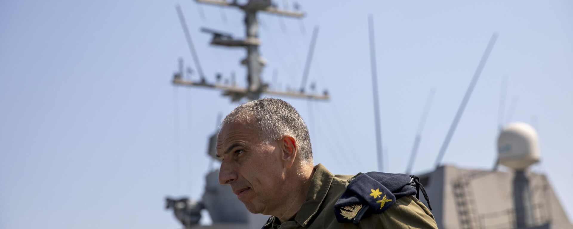 El vicealmirante Eli Sharvit llega a bordo del buque de la Armada israelí Atzmaut en el mar Mediterráneo, 1 de septiembre de 2021 - Sputnik Mundo, 1920, 31.03.2025