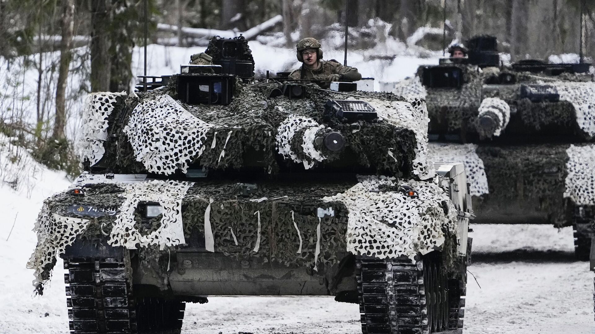 Tanques Leopard 2A7 daneses en movimiento durante las maniobras militares Winter Camp 23 cerca de Tapa, Estonia, 5 de febrero de 2023. Tanques Leopard 2A7 daneses en movimiento durante las maniobras militares Winter Camp 23 cerca de Tapa, Estonia, 5 de febrero de 2023. - Sputnik Mundo, 1920, 01.04.2025