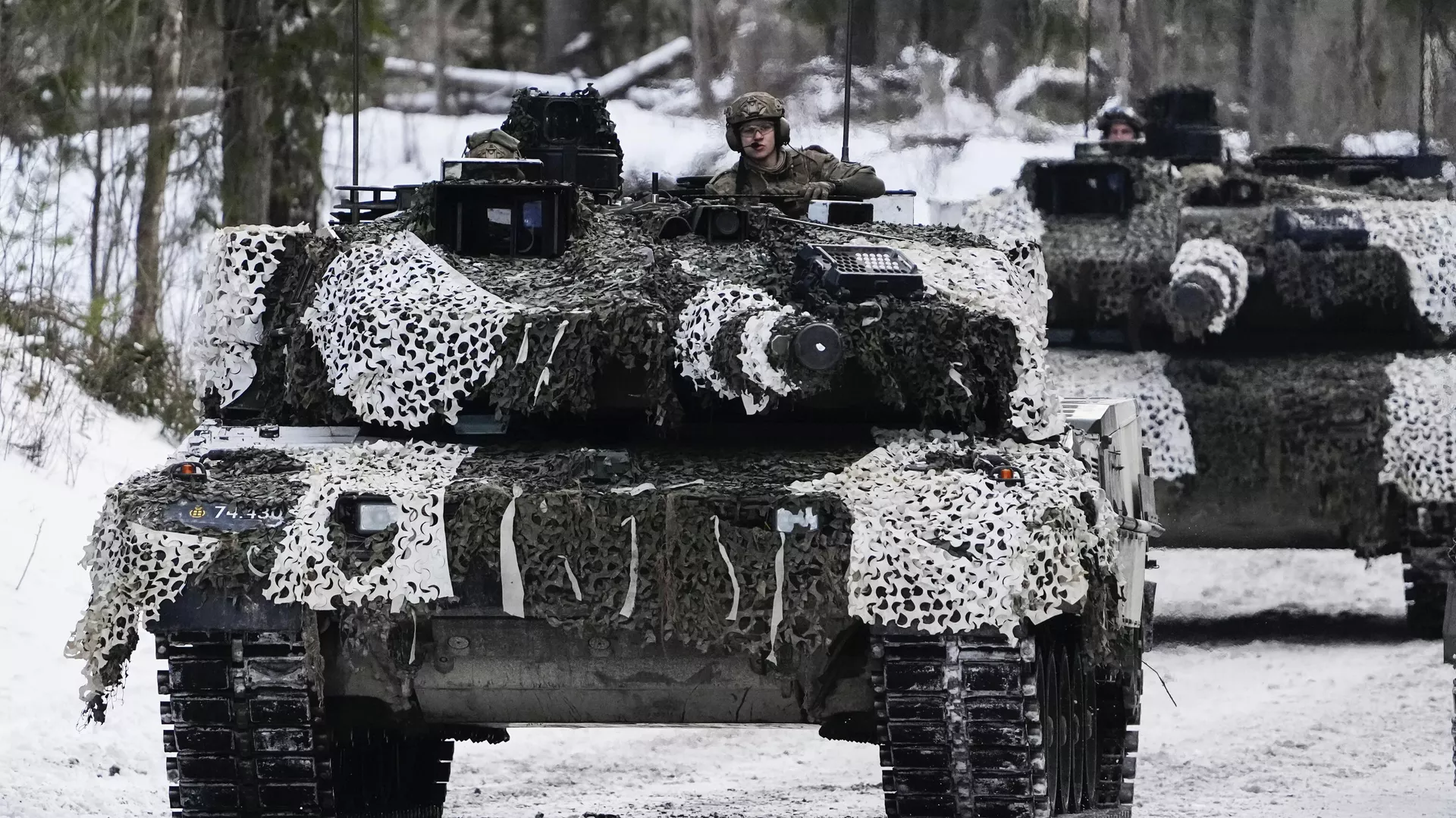Tanques Leopard 2A7 daneses en movimiento durante las maniobras militares Winter Camp 23 cerca de Tapa, Estonia, 5 de febrero de 2023. Tanques Leopard 2A7 daneses en movimiento durante las maniobras militares Winter Camp 23 cerca de Tapa, Estonia, 5 de febrero de 2023. - Sputnik Mundo, 1920, 01.04.2025