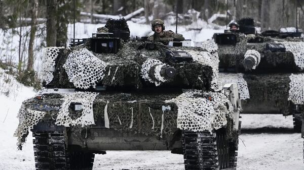 Tanques Leopard 2A7 daneses en movimiento durante las maniobras militares Winter Camp 23 cerca de Tapa, Estonia, 5 de febrero de 2023. - Sputnik Mundo